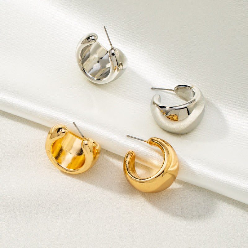 Pendientes C con superficie ancha de metal estilo europeo y americano, de moda sencilla