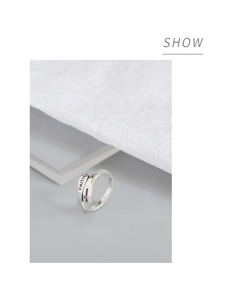 Anillo de creencia hueco con letras inglesas a la moda