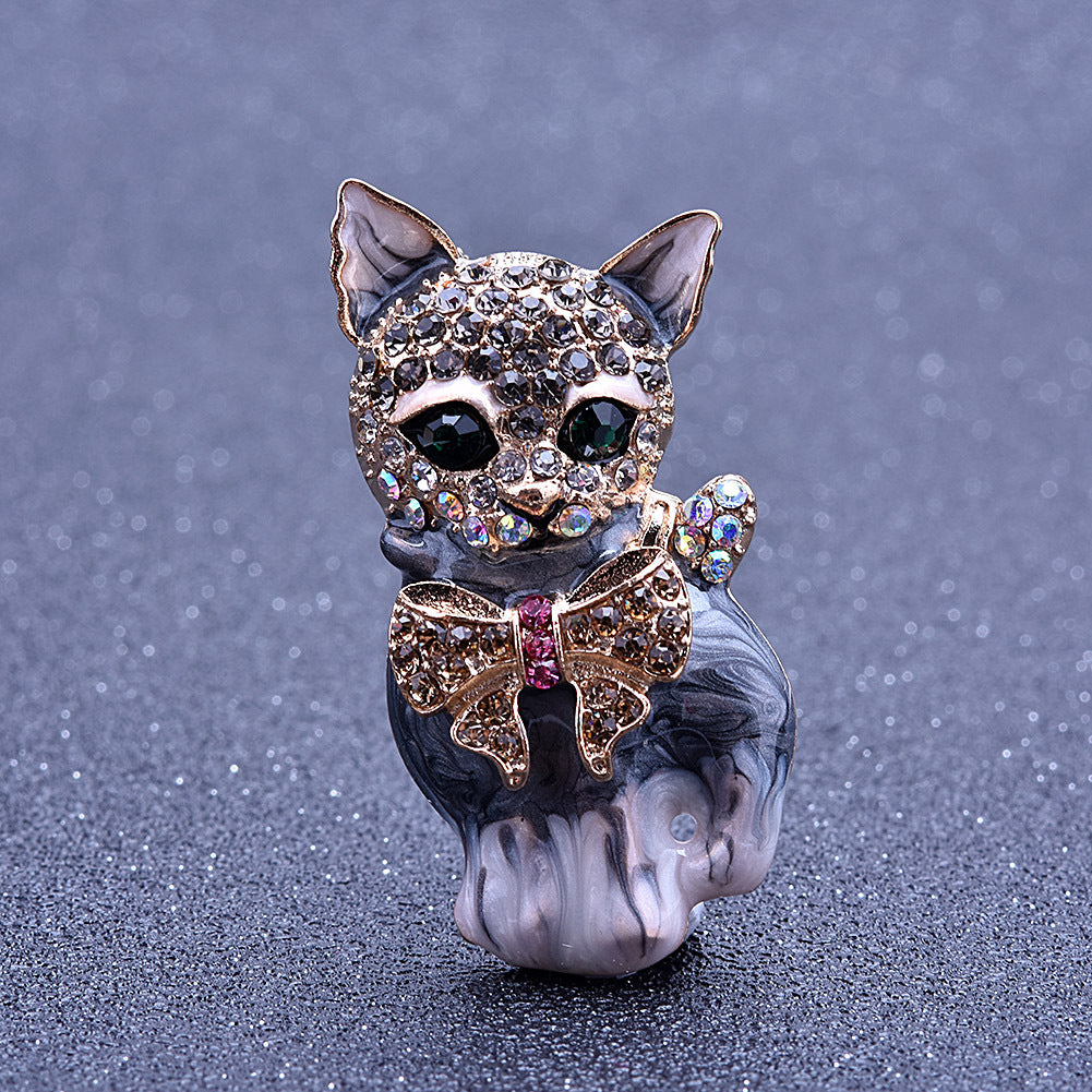Lebhafte Stolz-Katzenbrosche für Partys, Muschel, Metallkrone, blauer Kristall, Emaille-Anstecknadel, schwarze Tierbrosche für Frauen, Schmuck-Accessoires