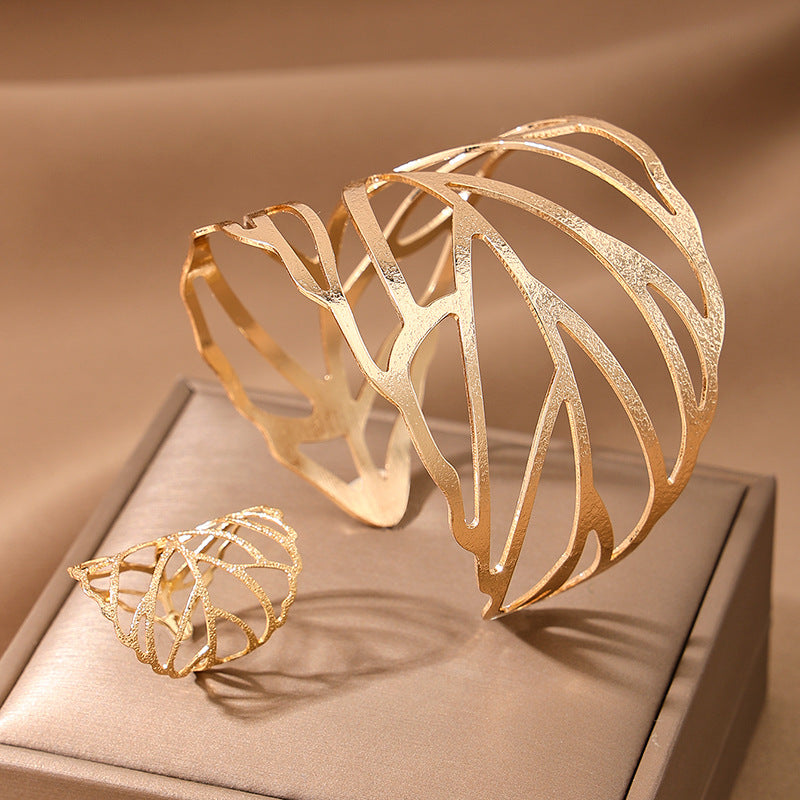 Kreativer Metall-Design-Sinn Hohle Blätter Offener Ring Armband Anzug
