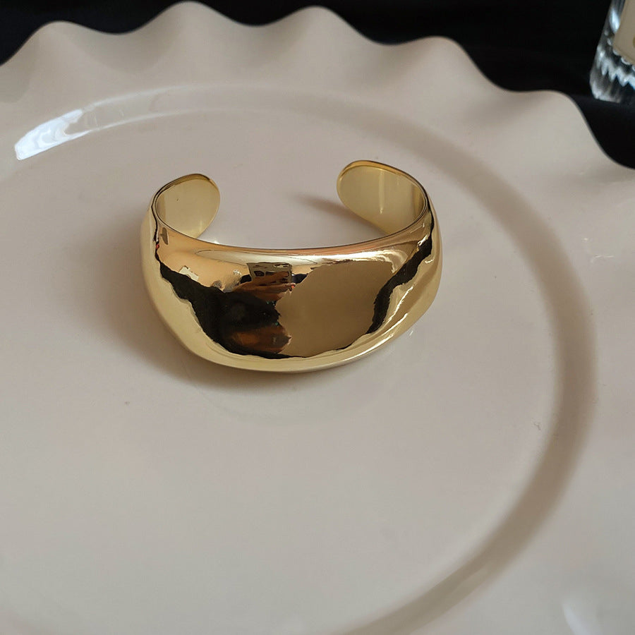 Pulsera plisada de metal con diseño de anillo de línea trenzada exagerada