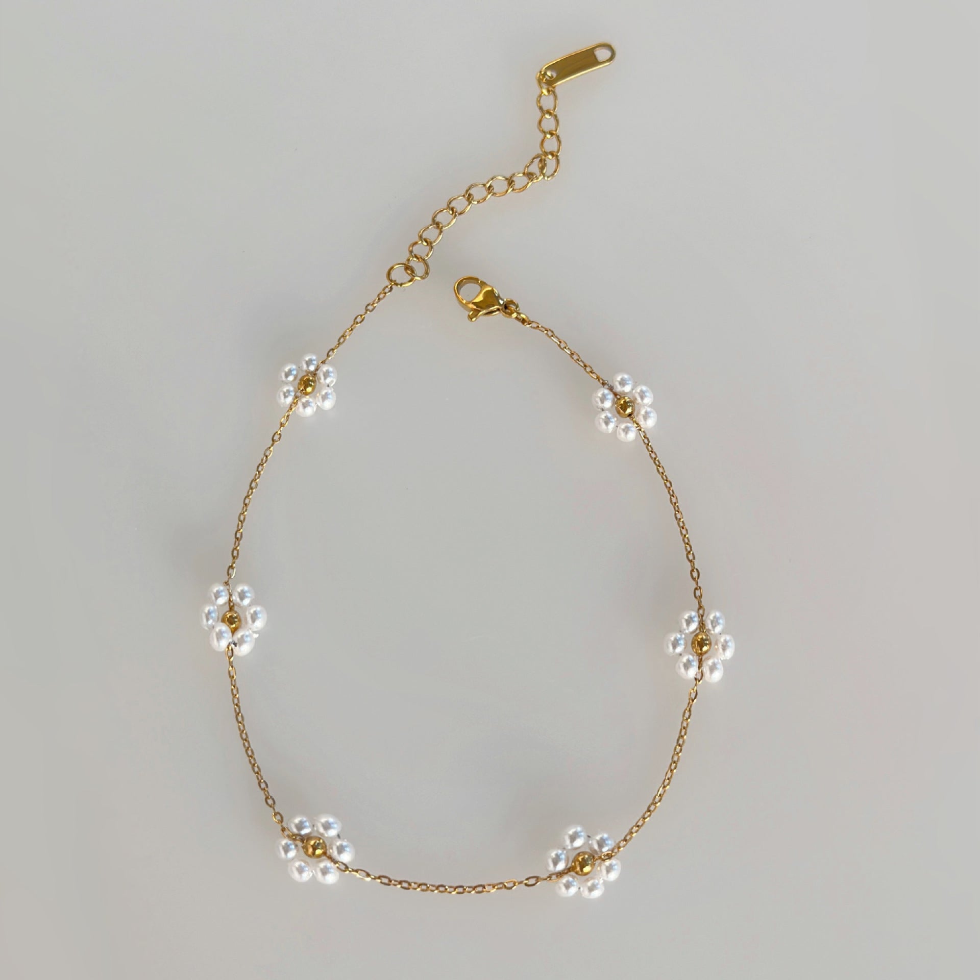 Perlenkette mit kleinen Blumen aus Titanstahl
