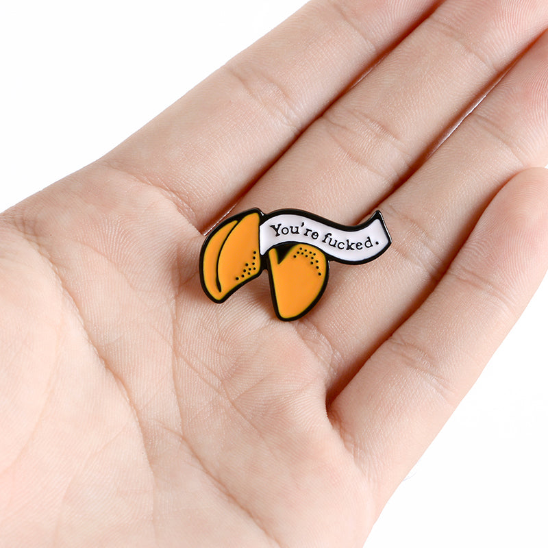 Emaille-Pin mit Cartoon-Glückskeks, aus dem Öl tropft