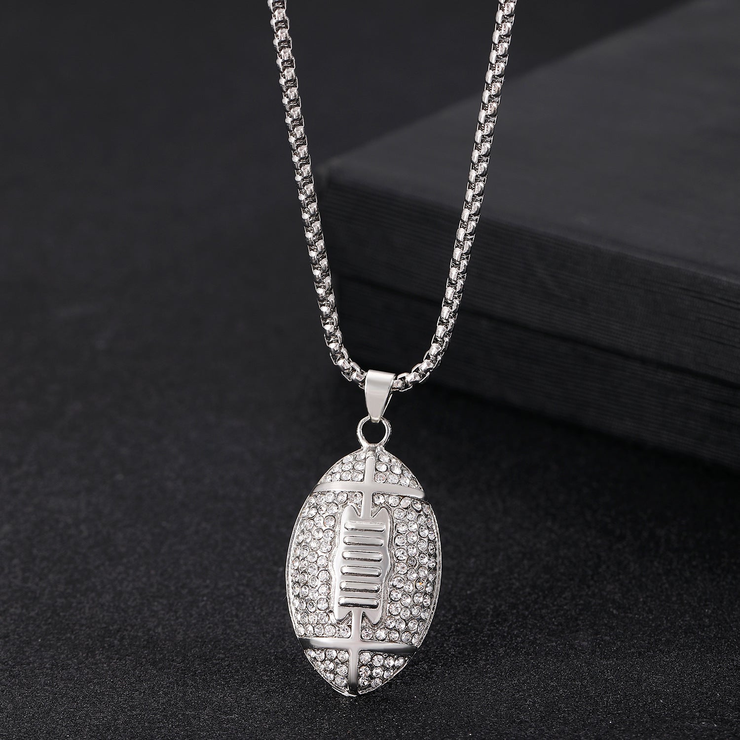 Collar con colgante de fútbol americano