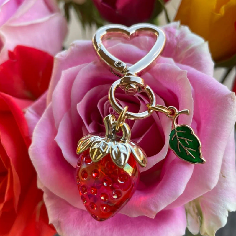 Bonito llavero de fresa con forma de corazón, colgante creativo para bolso