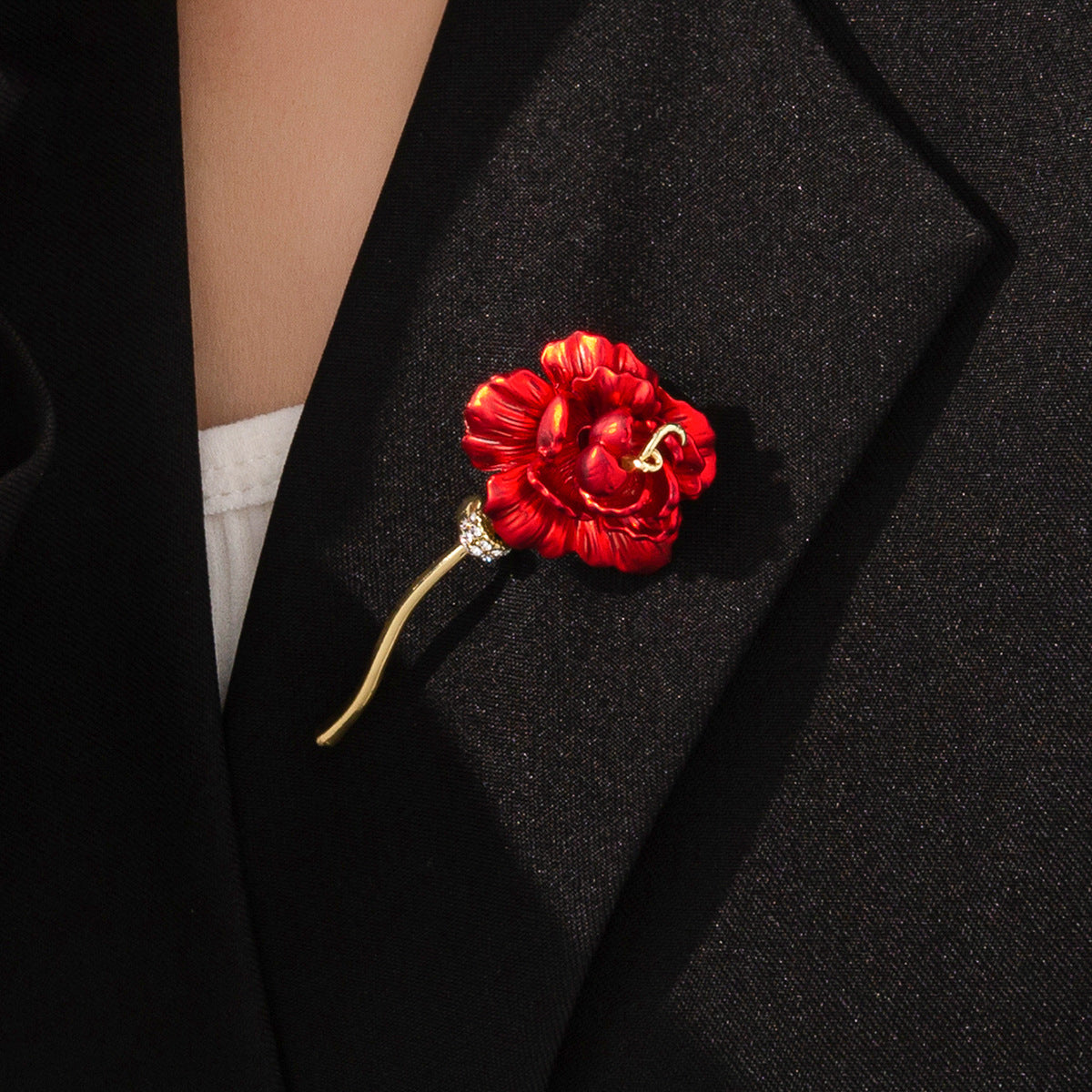 Exquisite Damenbrosche in Form einer roten Rose