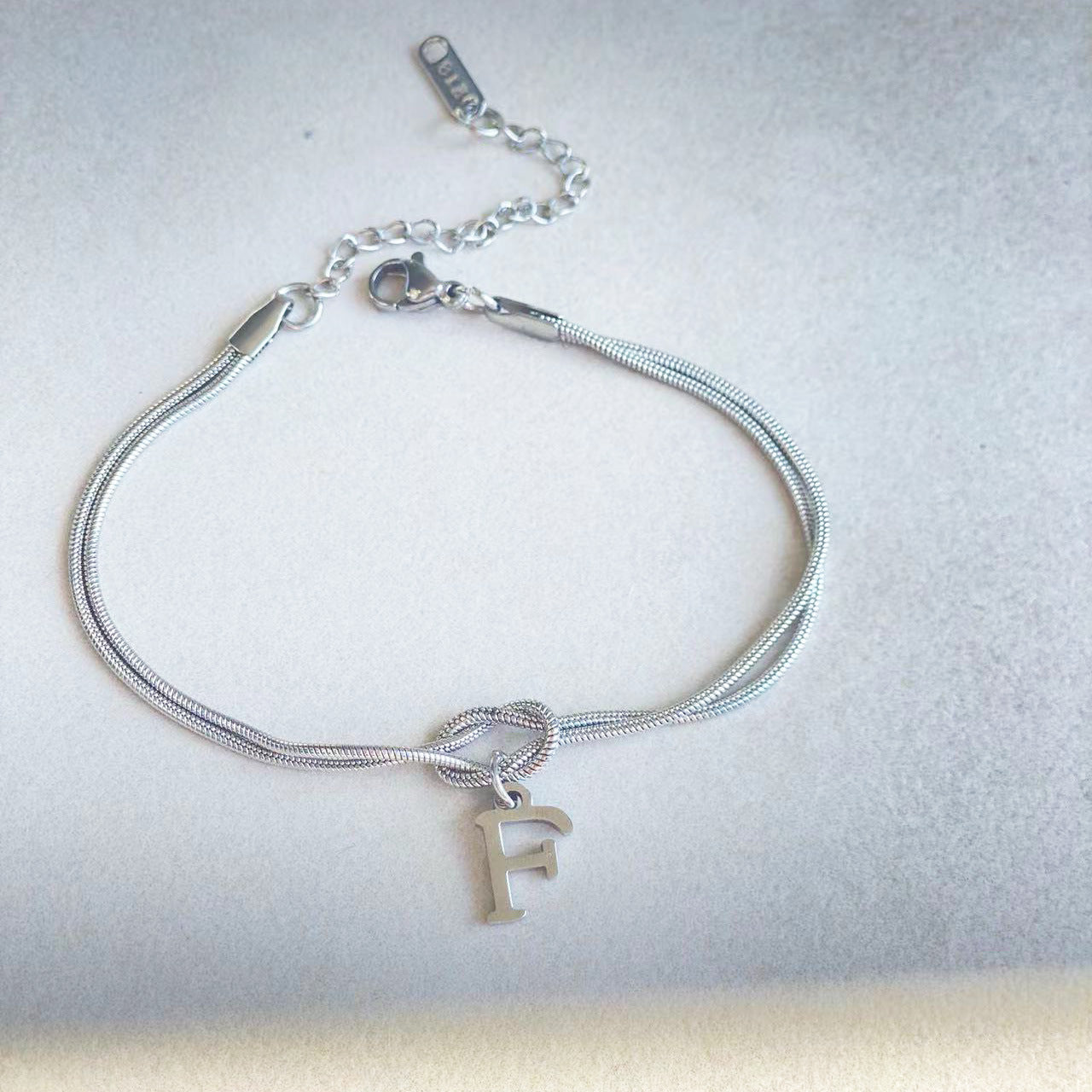 Nuevas pulseras con nudo de amor de la A a la Z para mujer, pulseras con dije de cadena de serpiente delicada de color dorado para parejas, joyería de acero inoxidable, regalo para el Día de San Valentín