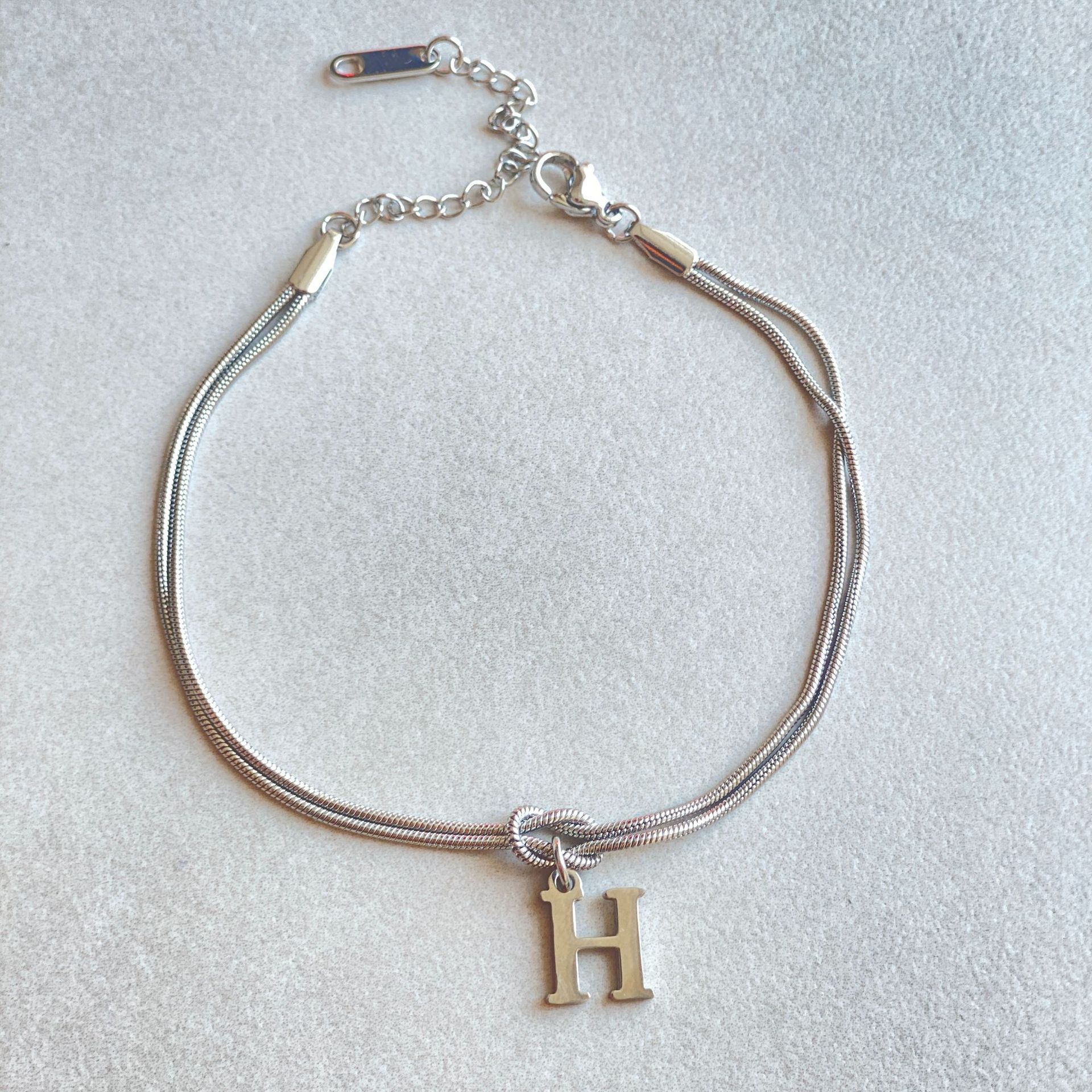 Nuevas pulseras con nudo de amor de la A a la Z para mujer, pulseras con dije de cadena de serpiente delicada de color dorado para parejas, joyería de acero inoxidable, regalo para el Día de San Valentín