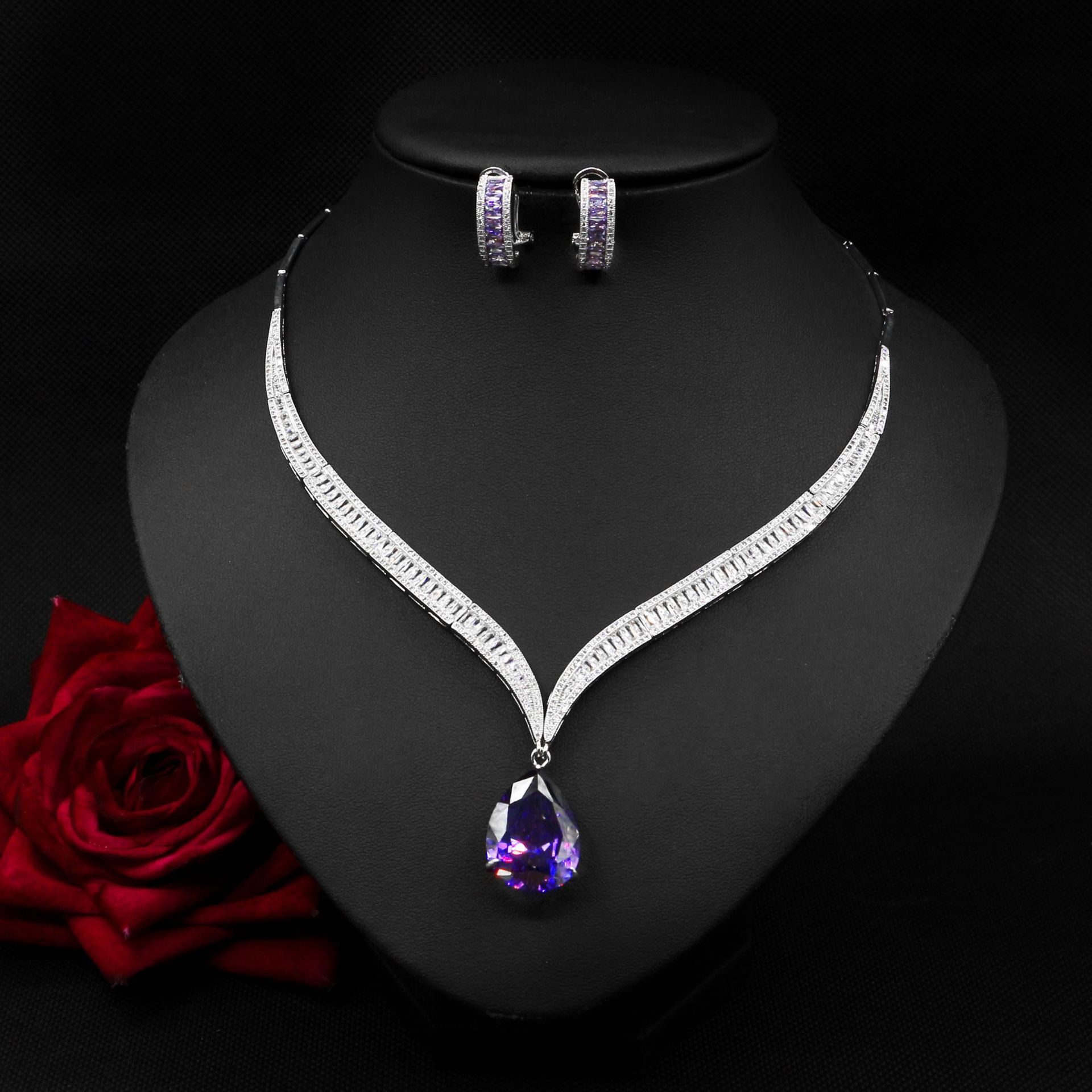 Halskette mit Wassertropfen-Zirkon und Ohrring-Set