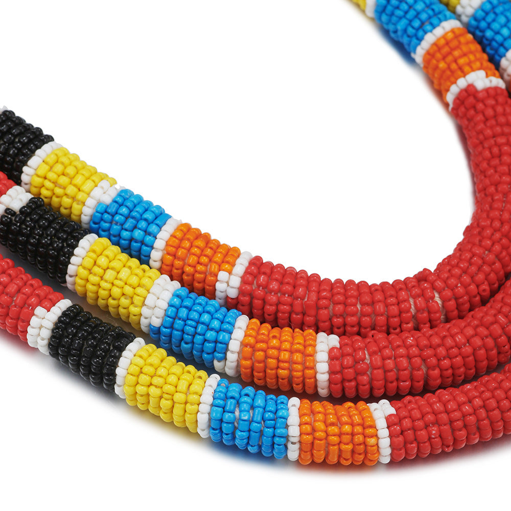 Collar de cuentas de arroz de colores con patrón africano