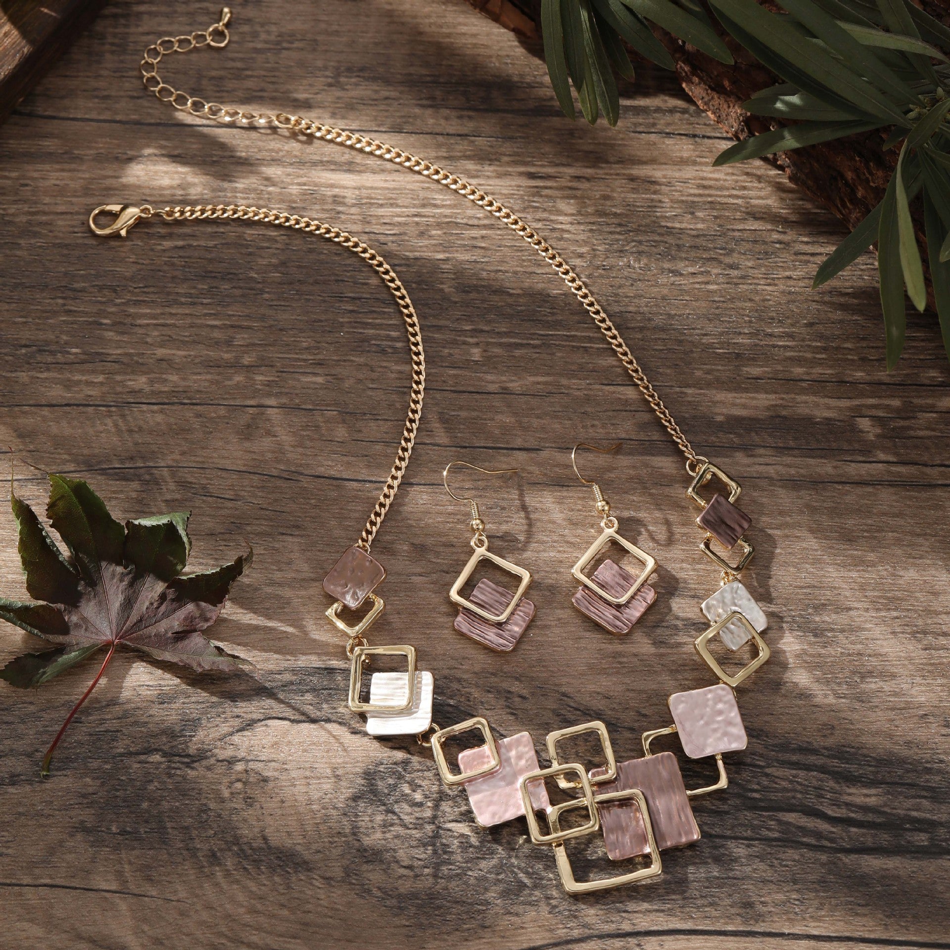 Conjunto de pendientes, pulsera y collar de cuadrados geométricos en pintura al óleo de color