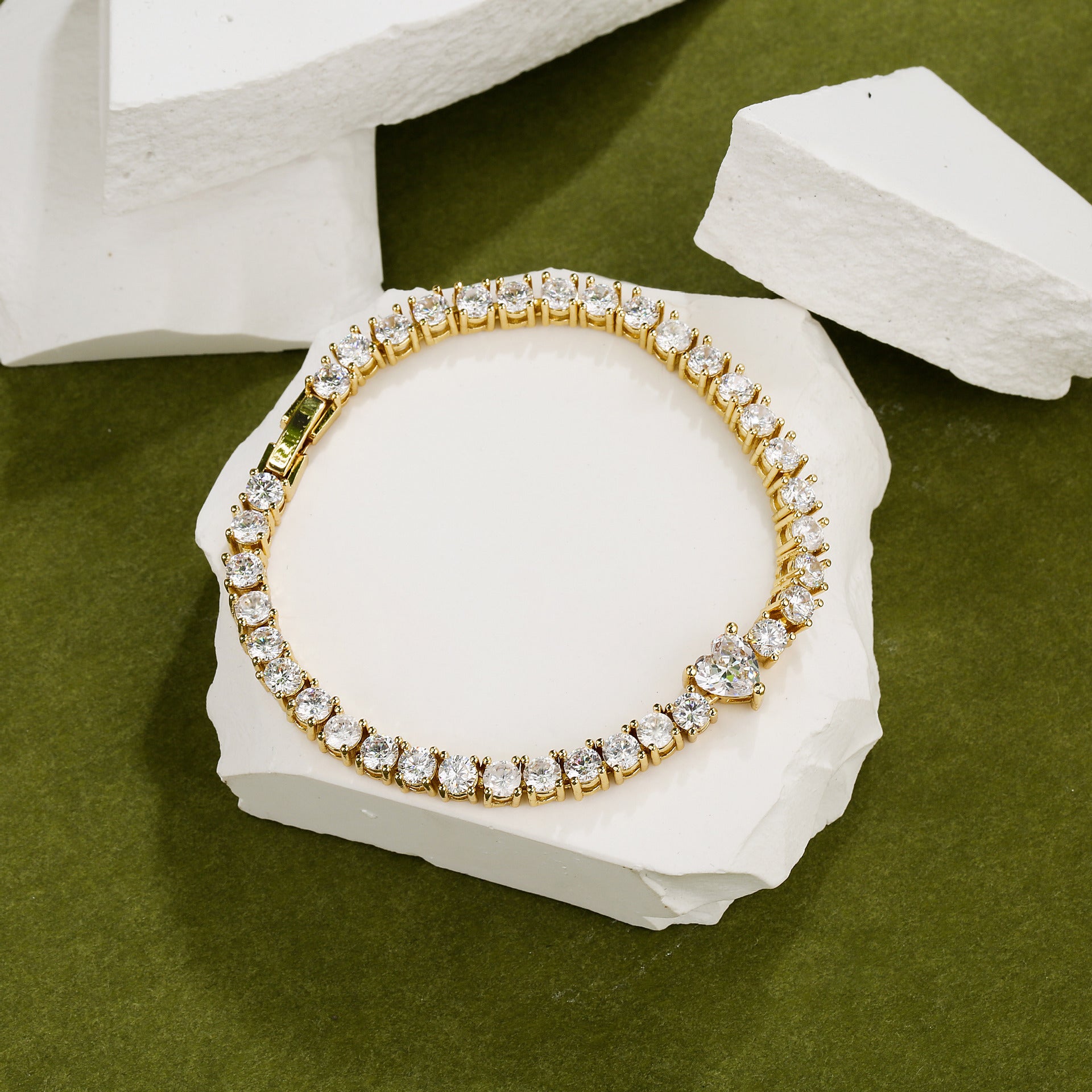 Pulsera de Lujo con Incrustaciones de Micró Circones, Corazón de Amor y Diamantes