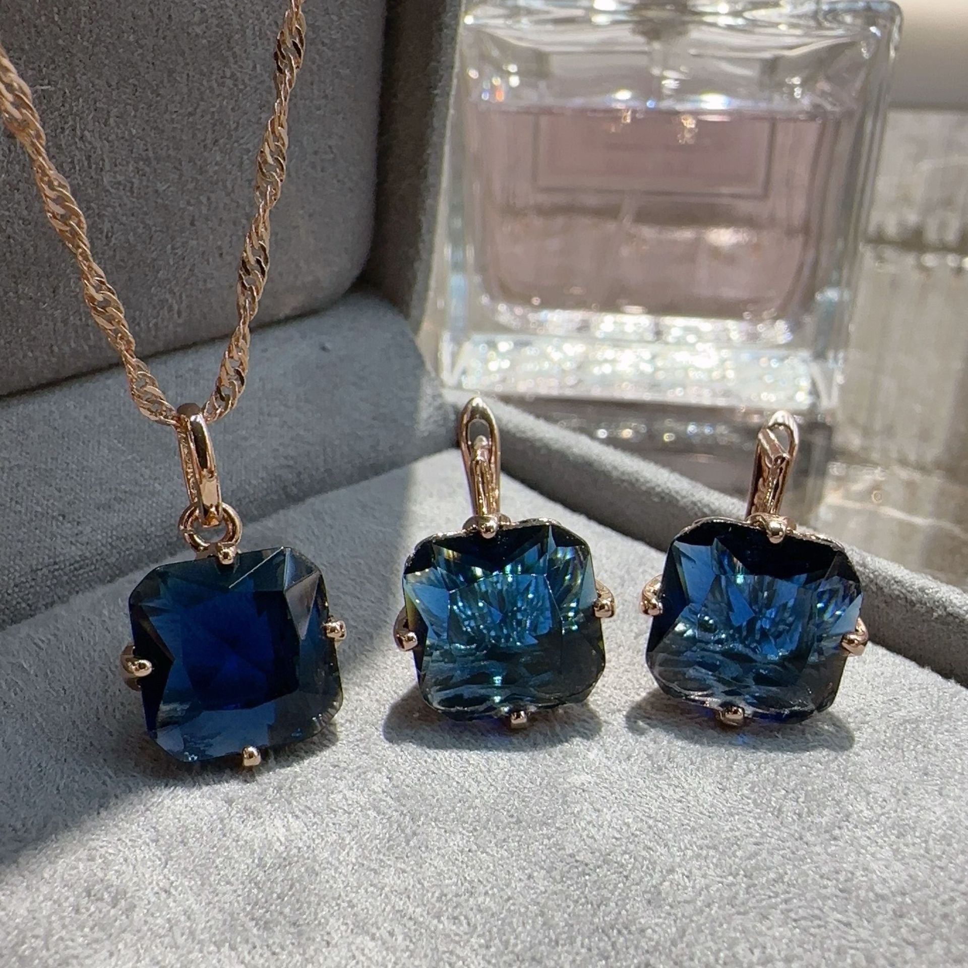Verzierte Saphir-Ohrringe und Halskette-Set