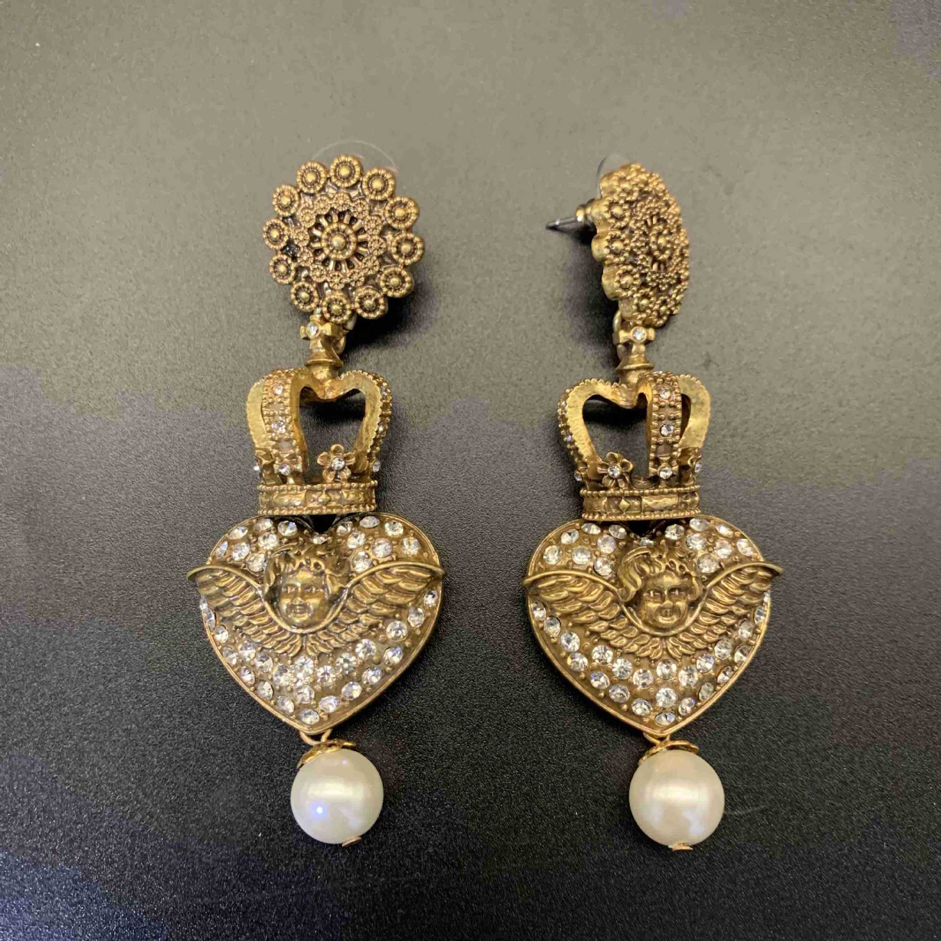 Vintage Amor Ohrringe Halskette Hochwertiger, diamantbesetzter geschnitzter Glasur-Schmuck