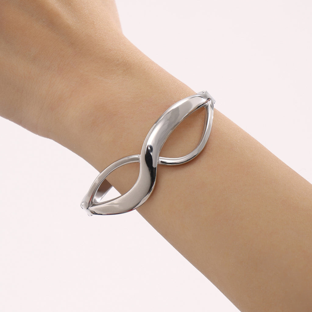 8-character Curve Design High Polished Buckle Bracelet