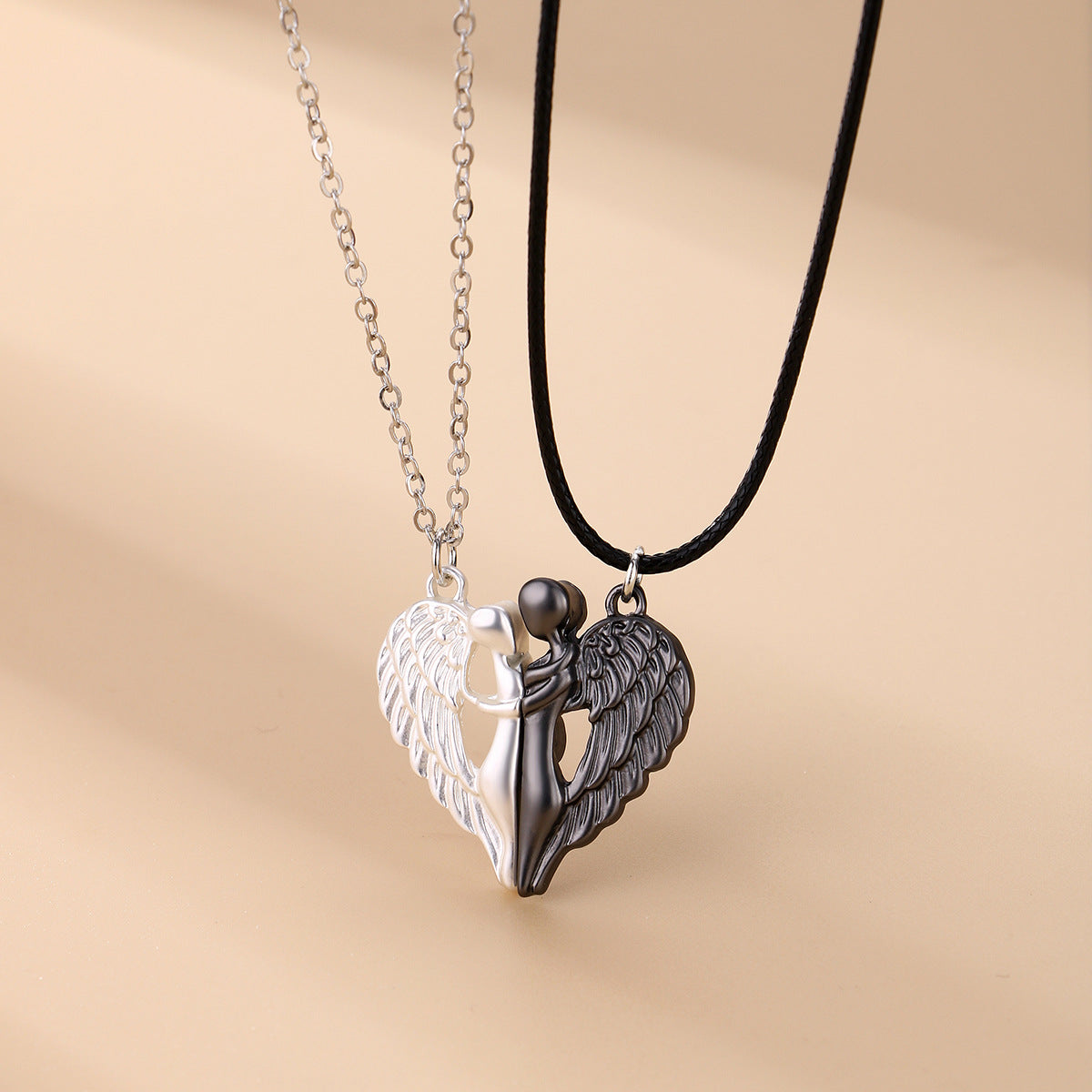 Zwei neuartige magnetische Flügelketten für Paare in verschiedenen Farben können auch als Schmuck für gute Freunde zur Erinnerung an ihre Freundschaft dienen