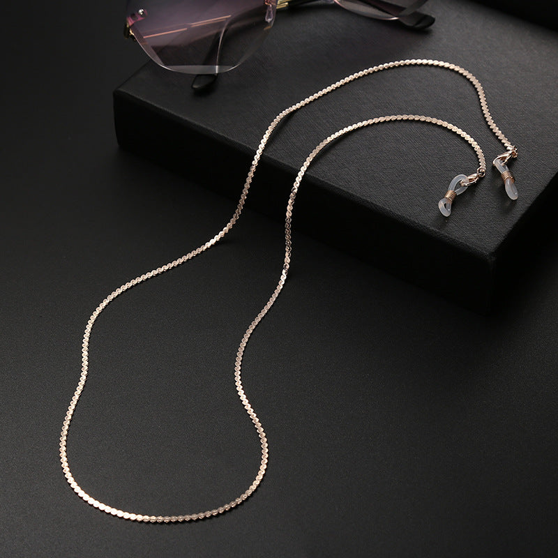 Einfache monochrome Brillenketten im Retro-Stil