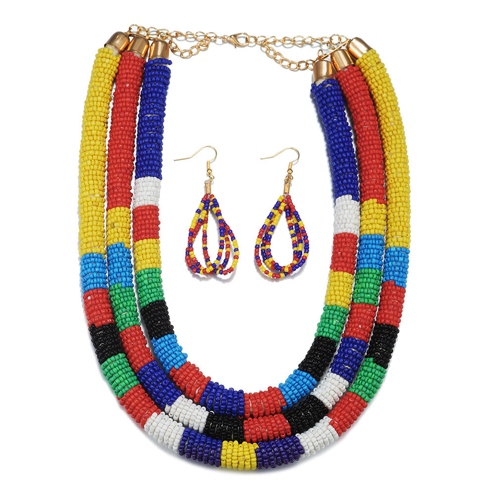 Collar de cuentas de arroz de colores con patrón africano