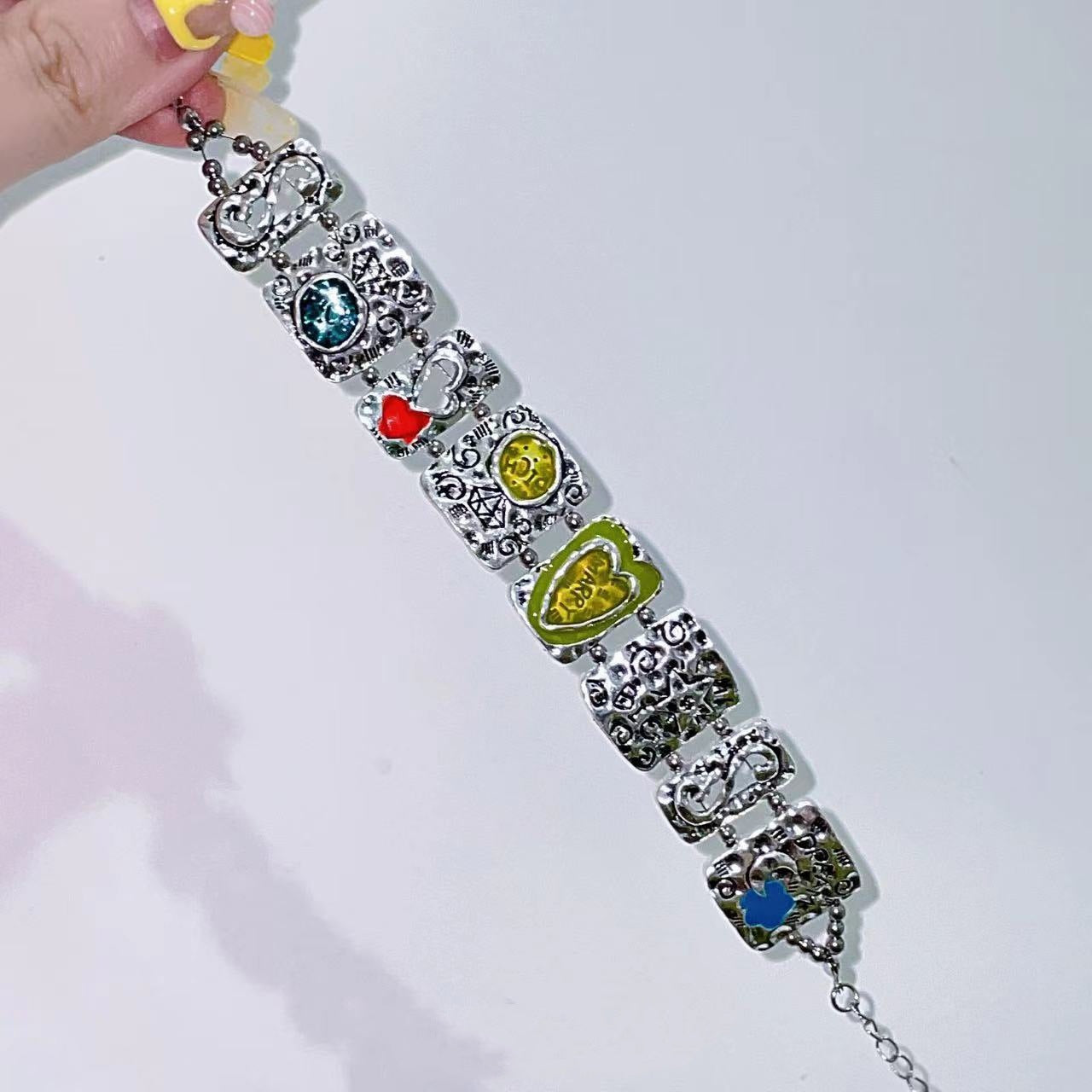 Pulsera Esmaltada en Relieve Chica Atrevida