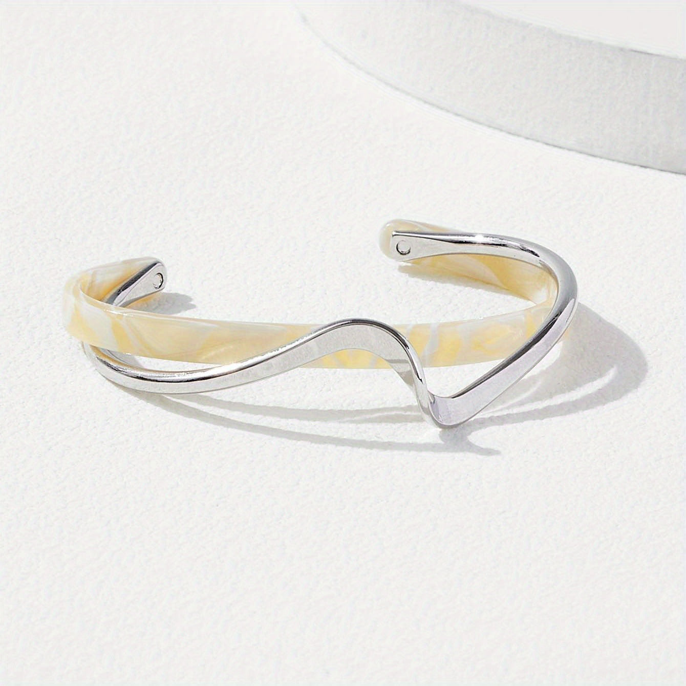 Pulsera de placa de marisco blanco metálico para mujer, apertura ajustable, diseño de 2 capas, joyería de moda femenina de lujo ligero, regalos