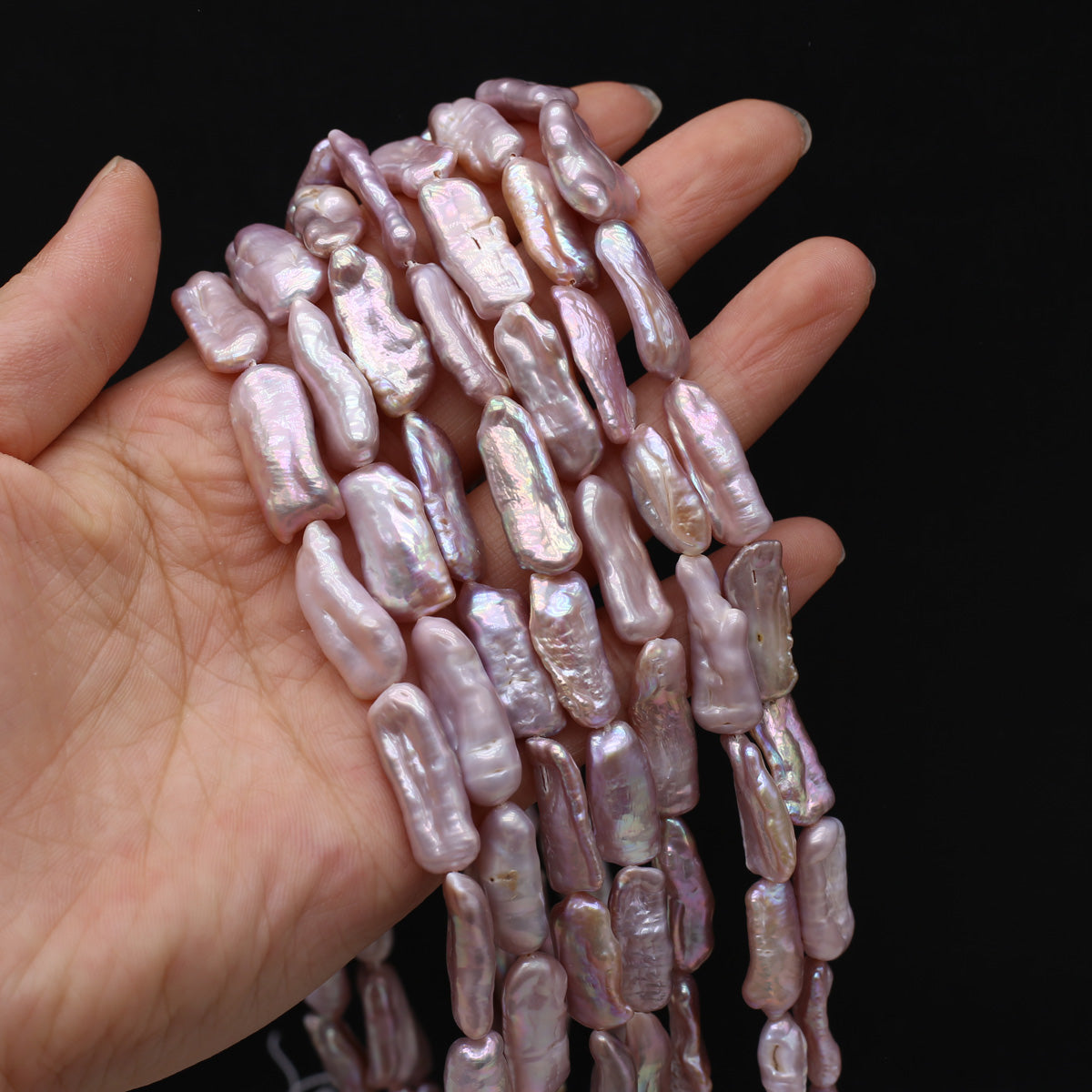 Cuentas de perlas moradas de agua brillante
