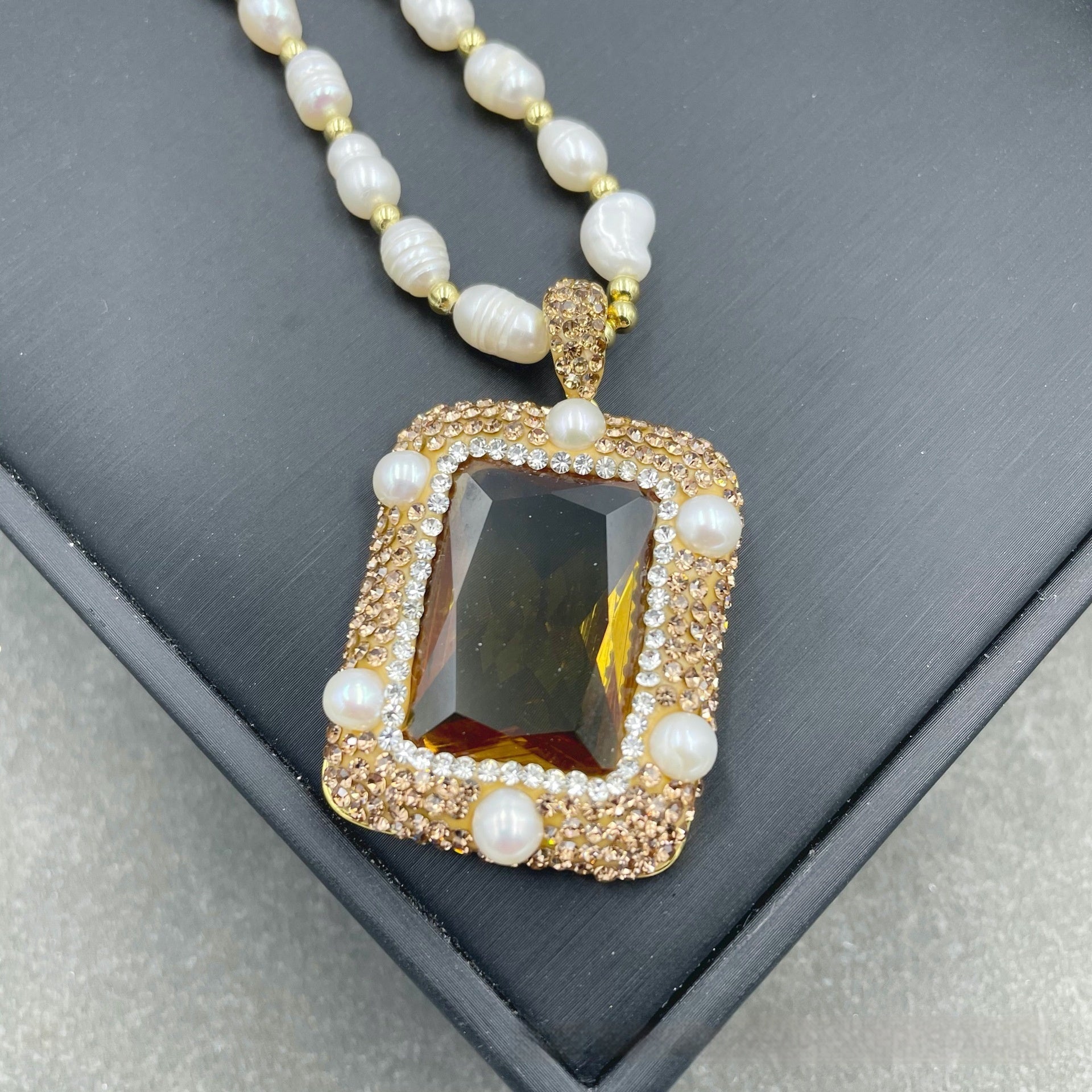 Europäisch Amerikanischer Und Französischer Stil Leichter Luxus Lichtempfindlicher Steinschmuck