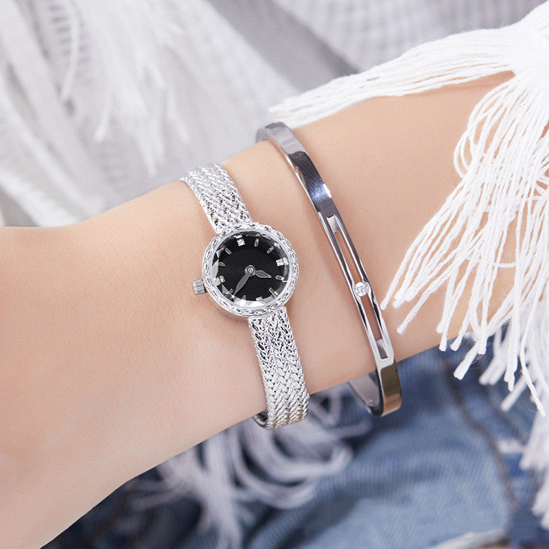 Reloj de mujer pequeño Simple Retro, de interés especial, de lujo ligero, dorado