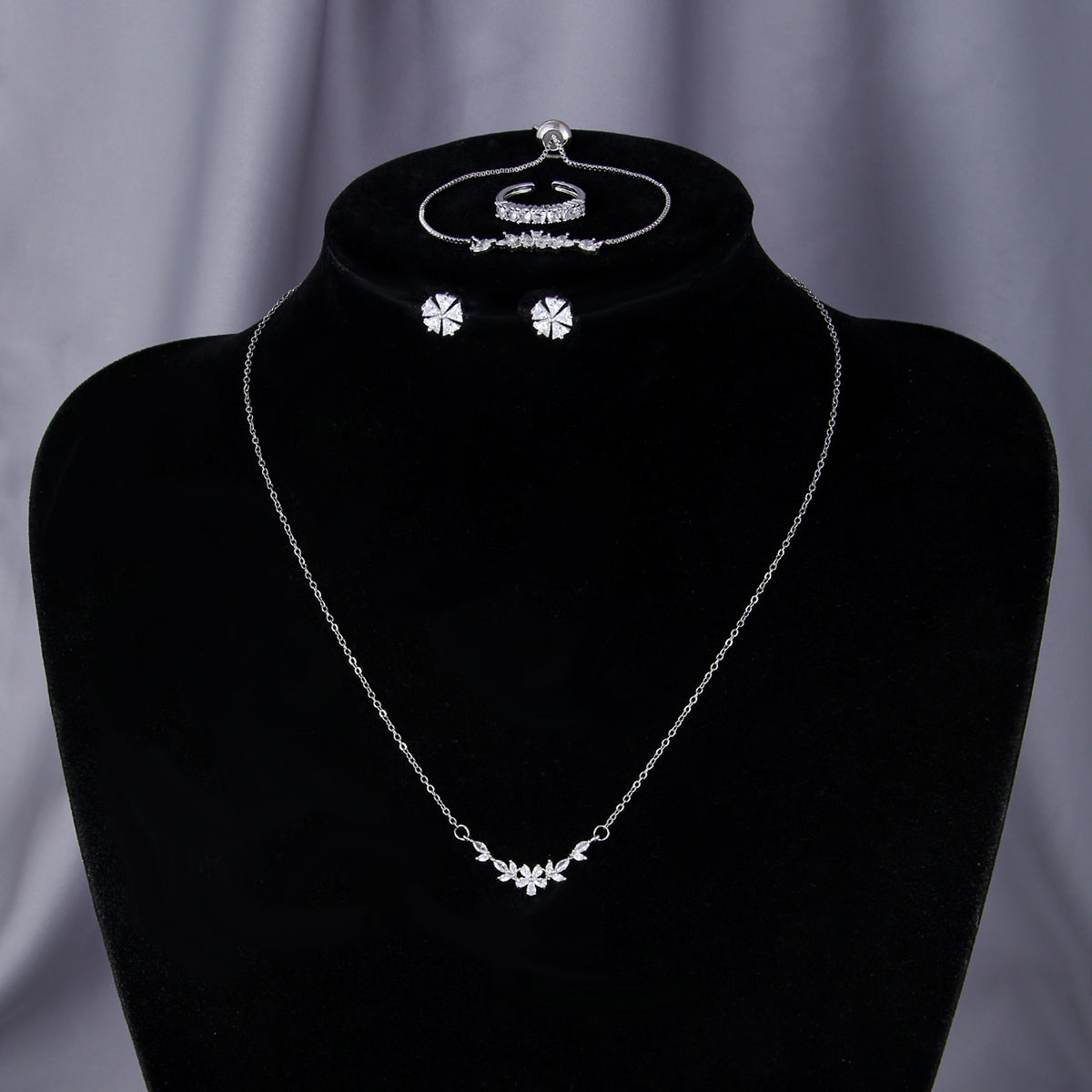 Schlichtes, elegantes Zirkon-Schmuckset, silberne Blumenkette, exquisite Ohrringe, Armband, Ring, geeignet für den täglichen Gebrauch von Frauen im Urlaub