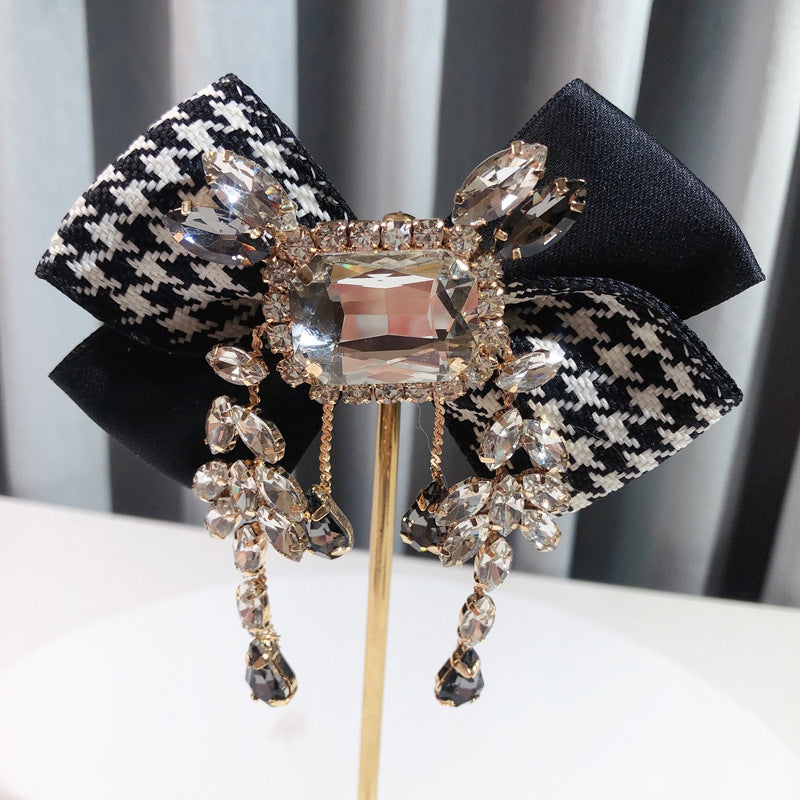 Broche de lazo británico vintage sólido de diamantes de imitación