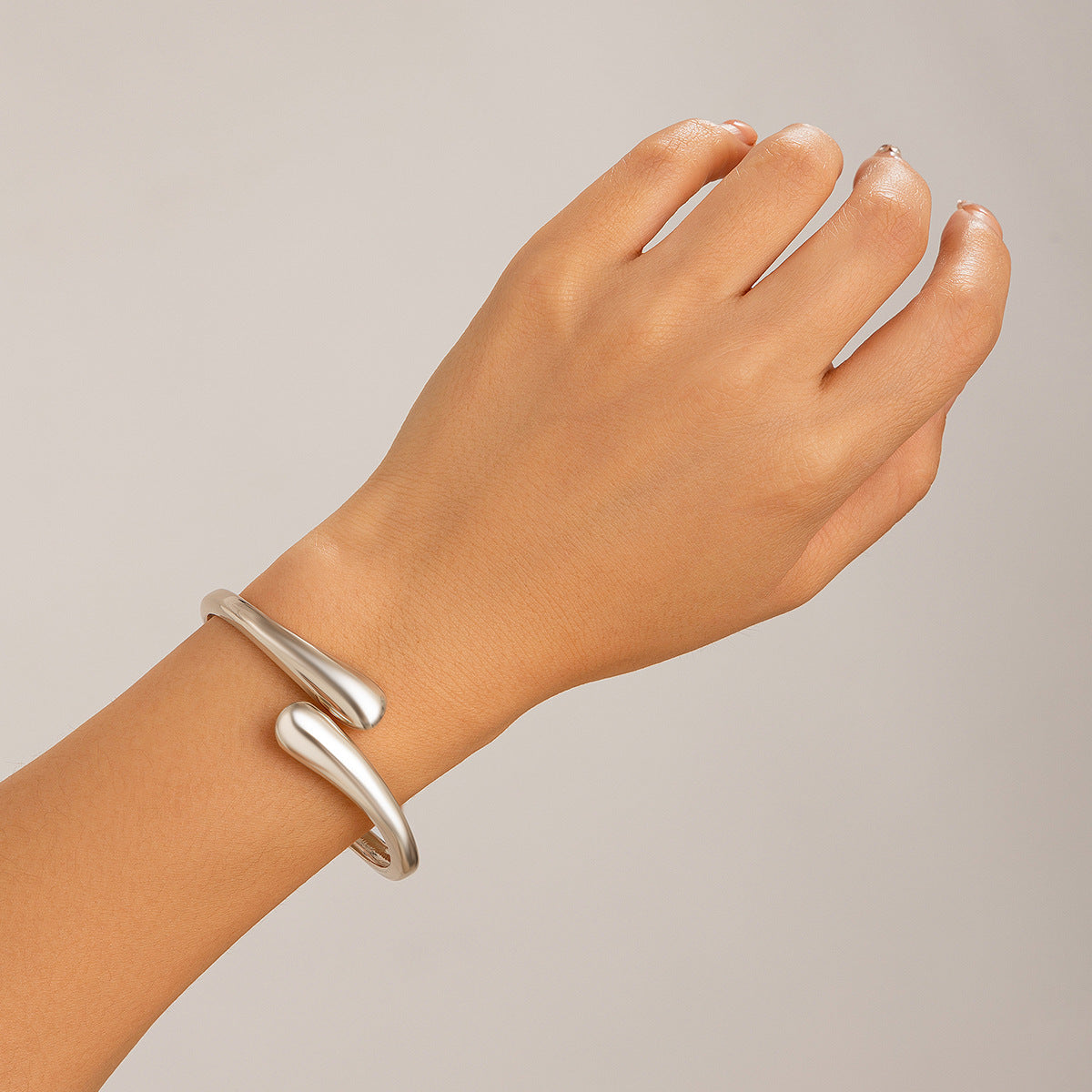 Geometrischer glänzender Metall-Armreif mit Federöffnung, einfache Halskette, Choker