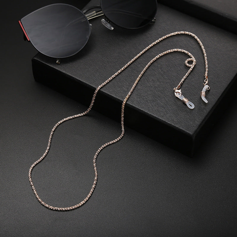 Einfache monochrome Brillenketten im Retro-Stil
