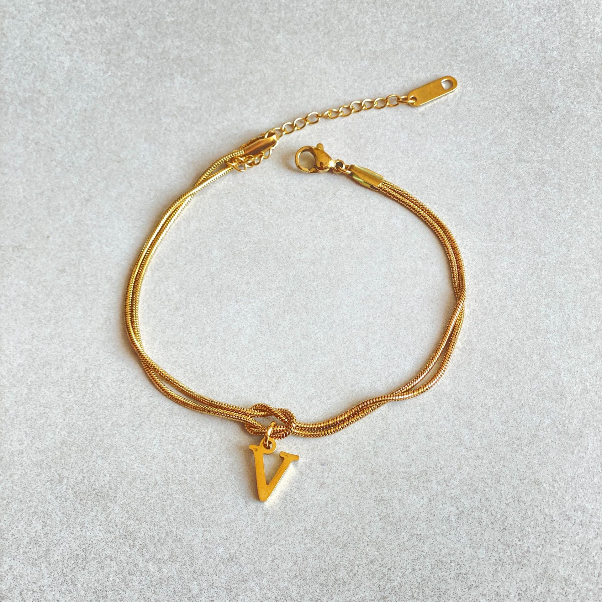 Nuevas pulseras con nudo de amor de la A a la Z para mujer, pulseras con dije de cadena de serpiente delicada de color dorado para parejas, joyería de acero inoxidable, regalo para el Día de San Valentín