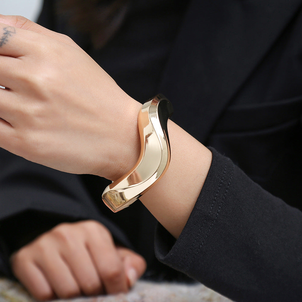 Pulsera de metal exagerada de personalidad irregular