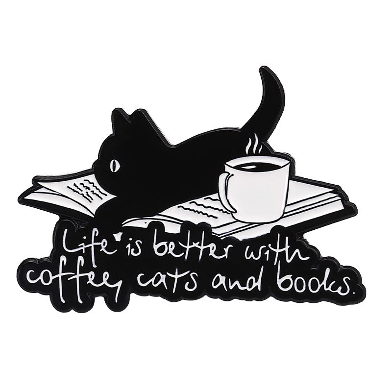 Pequeño Gato Negro Broche Café Trepando Por El Libro