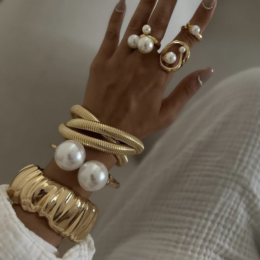 Pulsera Abierta con Textura Brillante en Forma de Gota