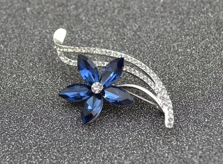 Kristallbrosche mit fünfblättriger Blume