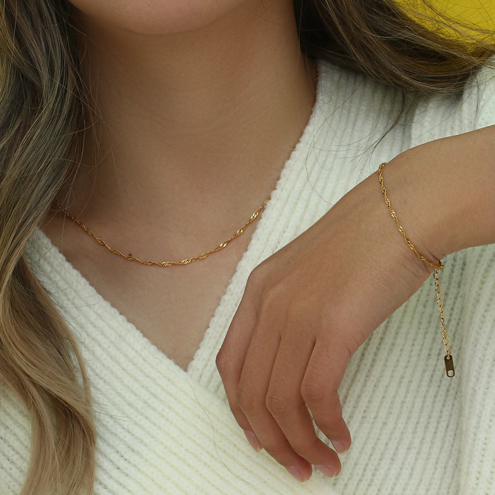 Cadena de clavícula de acero inoxidable chapado en oro de 18 quilates con diseño de ondas de agua