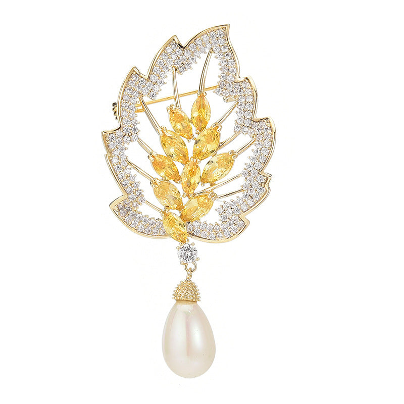 Broche de perlas con hoja de circonita, elegante ramillete