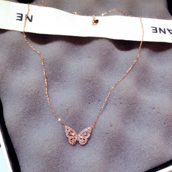 Collar con colgante de mariposa
