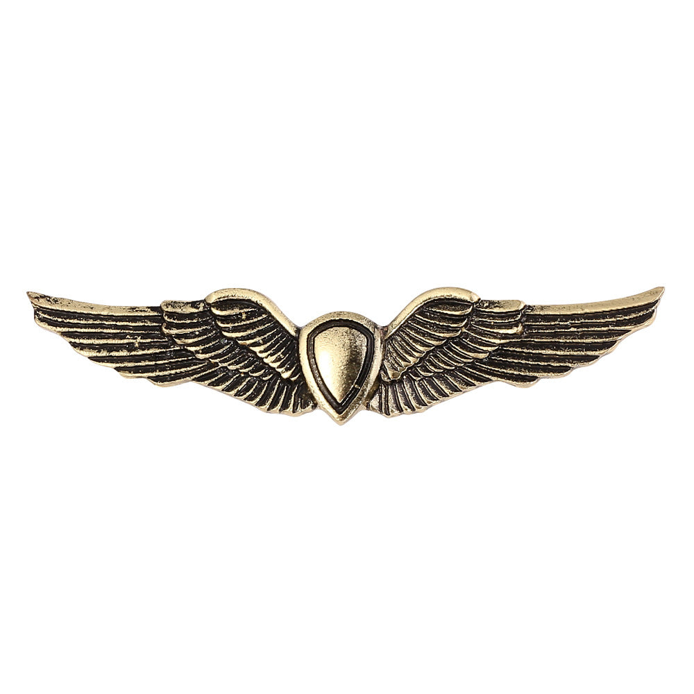 Broche de goteo de aceite con insignia M dorada