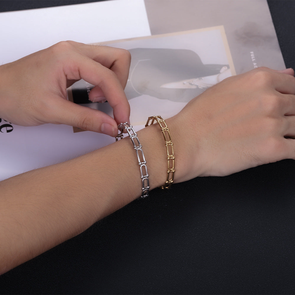 Armreif aus Edelstahl mit vergoldetem Design