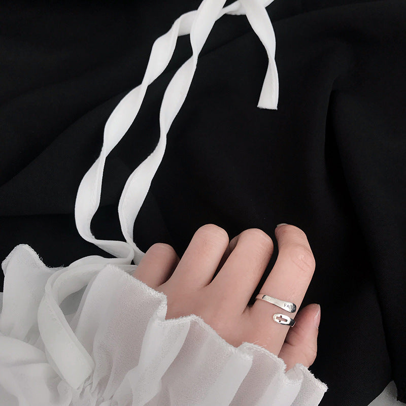 Anillo de creencia hueco con letras inglesas a la moda