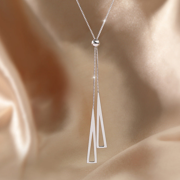 Cadena de Clavícula Femenina Pequeña, de Estilo Frío y con Sentido del Diseño