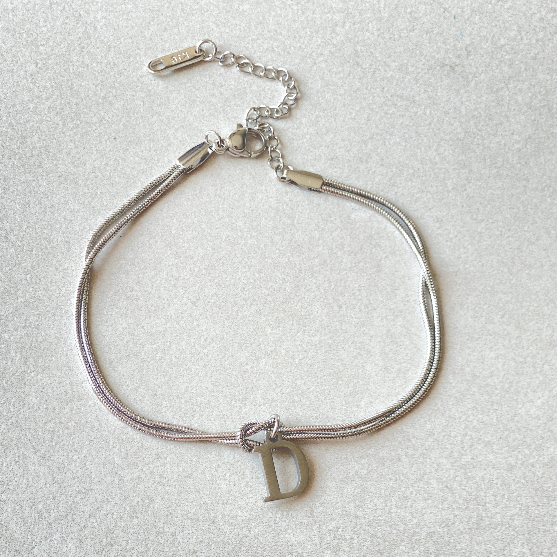 Nuevas pulseras con nudo de amor de la A a la Z para mujer, pulseras con dije de cadena de serpiente delicada de color dorado para parejas, joyería de acero inoxidable, regalo para el Día de San Valentín