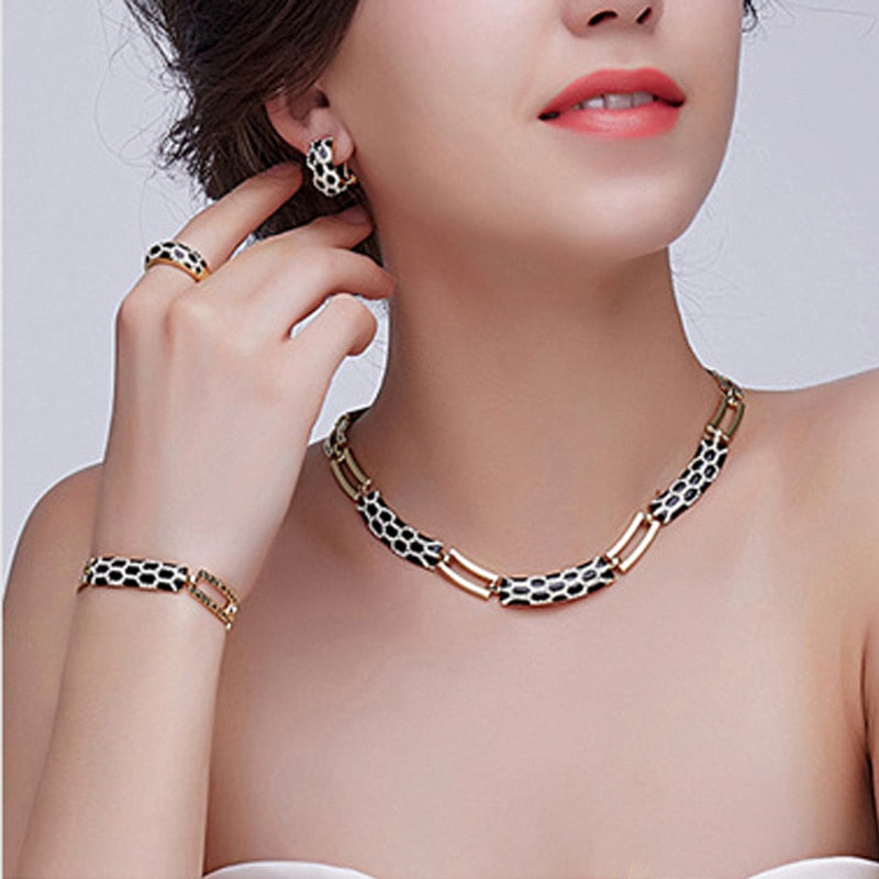 Nuevo juego de pendientes y collar con diamantes estilo coreano