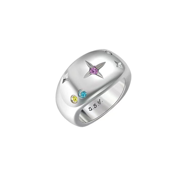 Die kleine Gruppe trägt leichte Luxus- und Kaltwind-Ringset Ring Damen