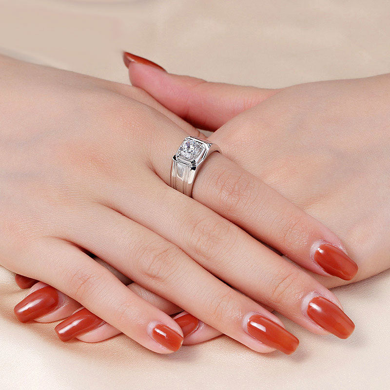 Anillo de moissanita bañado en oro de plata de ley