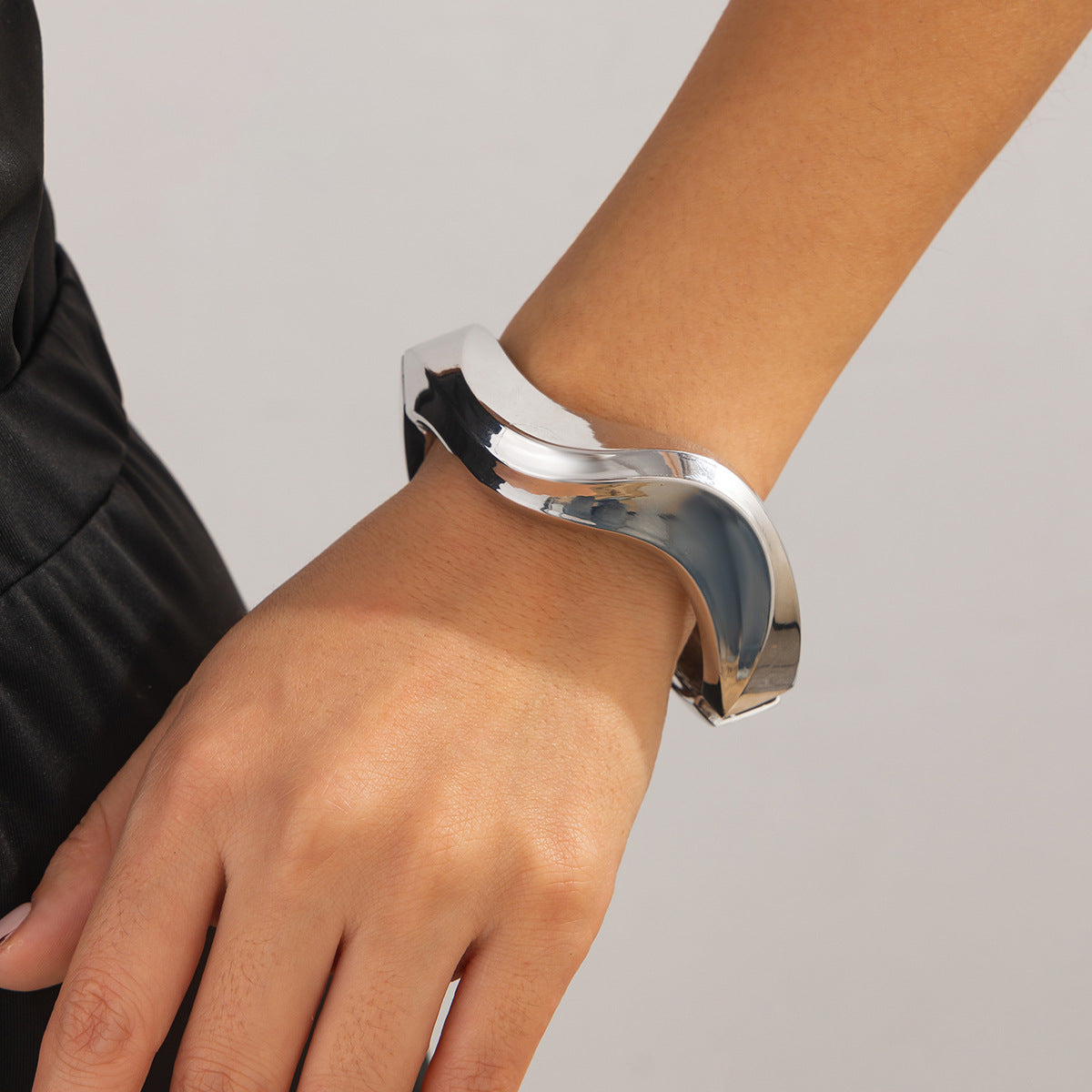 Pulsera plisada de metal con diseño de anillo de línea trenzada exagerada