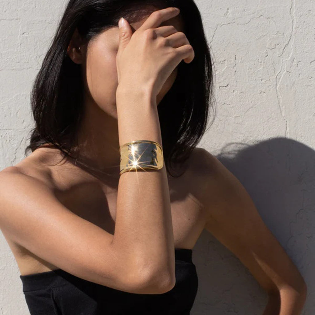 Übertriebenes und personalisiertes 18K Gold Breitoberflächen-Hammerschlagmuster offenes Armband