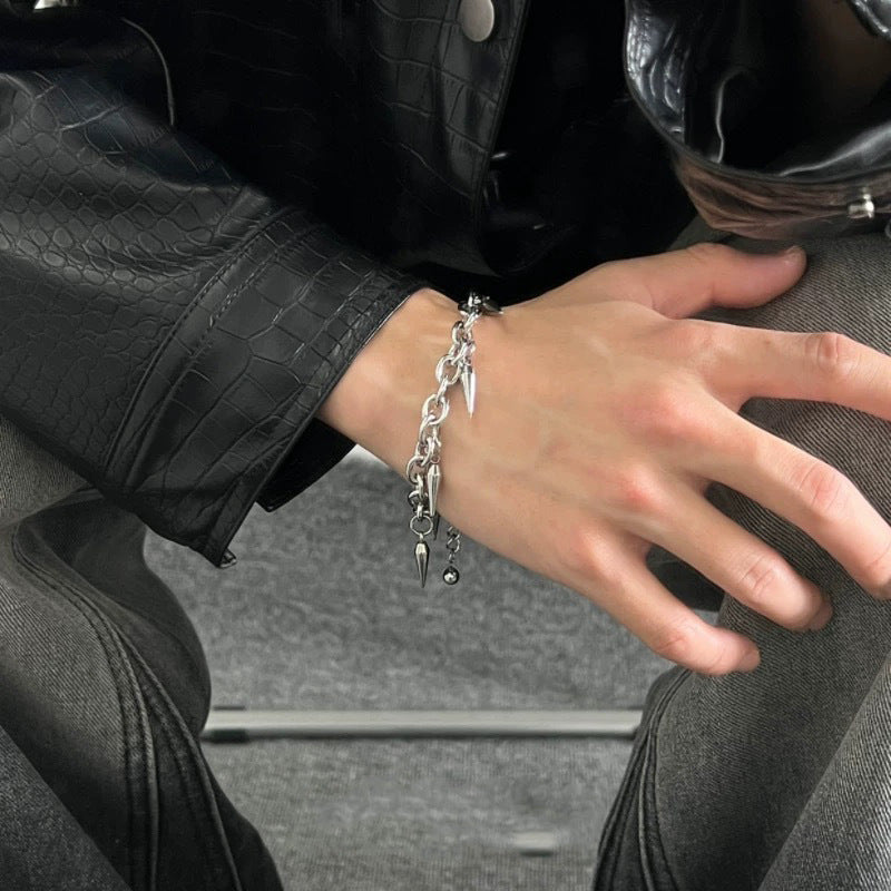 Pulsera estilo frío con diseño de interés especial, remaches y borlas de hip hop
